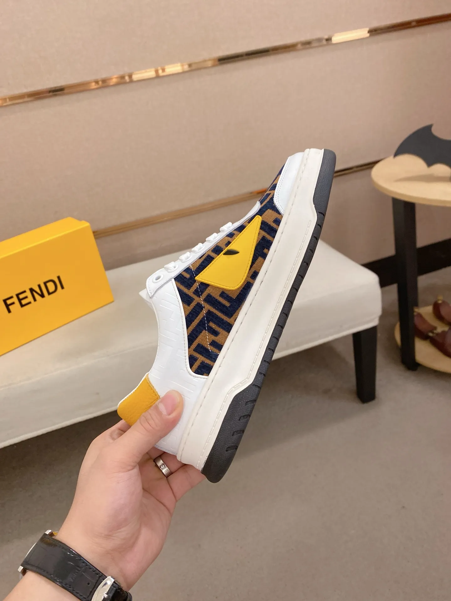 Men's shoes💰: 400💰[Fendi] Fendi's latest casual shoes for men! Available at counters simultaneously! A one-to-one replica of the original. All imported official website one-to-one cowhide fabric. The interior is made of top-grade sheepskin, and the original factory-supplied rubber outsole is used. Leading new fashion concepts. Matching code: 38-44. (can be customized for 45 non-refundable)